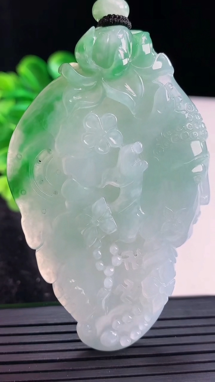 天然A货翡翠一念之间吊坠尺寸72.5-44.3-10.2重量:51.94g
4月16日