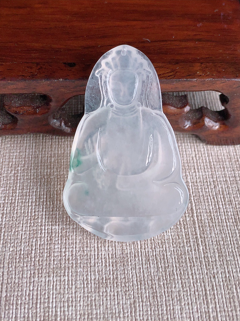 天然A货翡翠飘花观音吊坠 
尺寸45.5-29.5-3.8mm 重量9.00g 0415