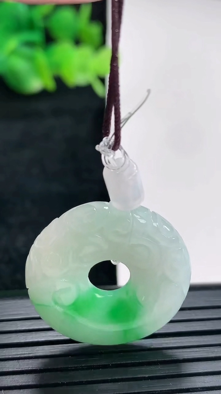 天然A货翡翠雕花平安环吊坠尺寸25-5重量:6.57g
4月16日