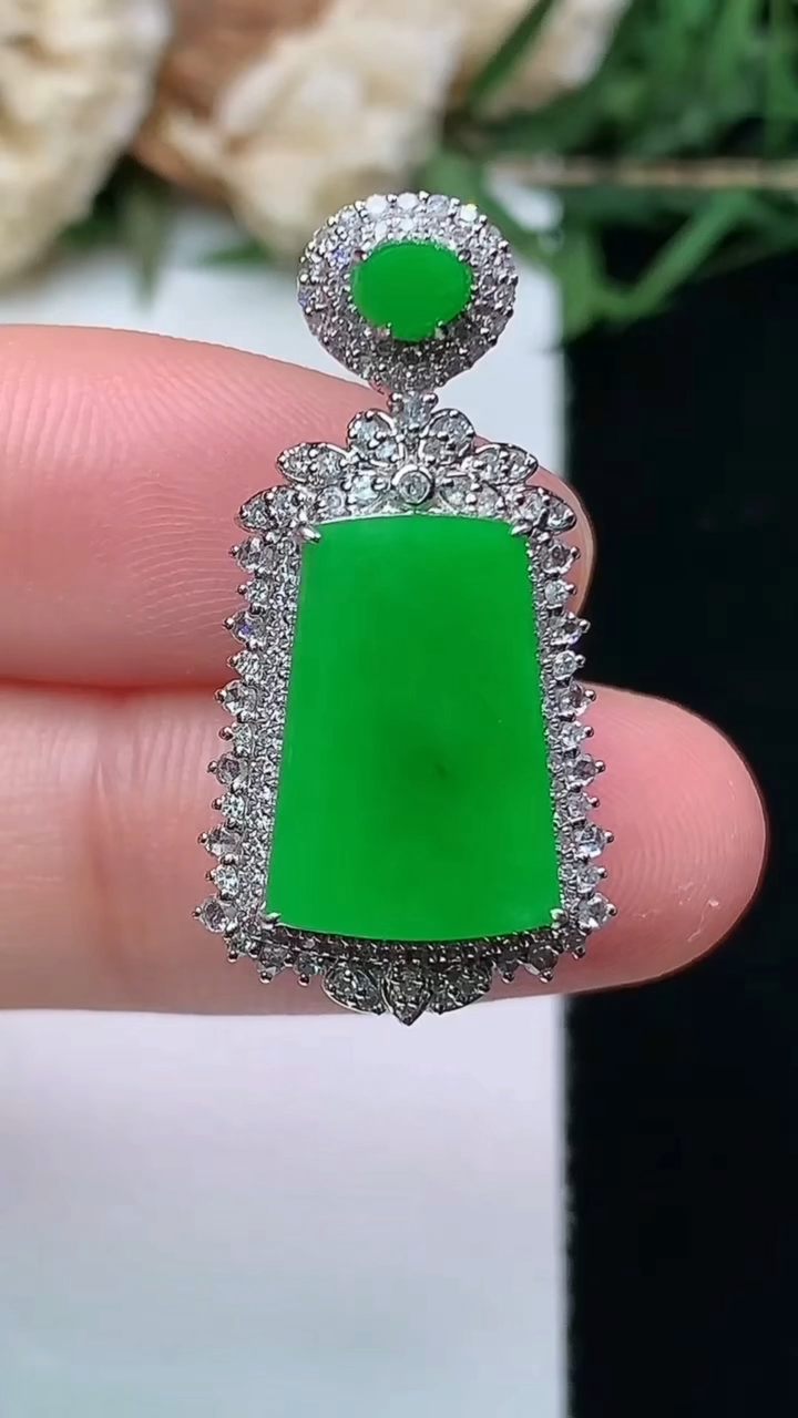 天然A货翡翠无事牌吊坠，尺寸28.4-14.6-9.6，裸石14-9.6，重量:4.64g
4月16