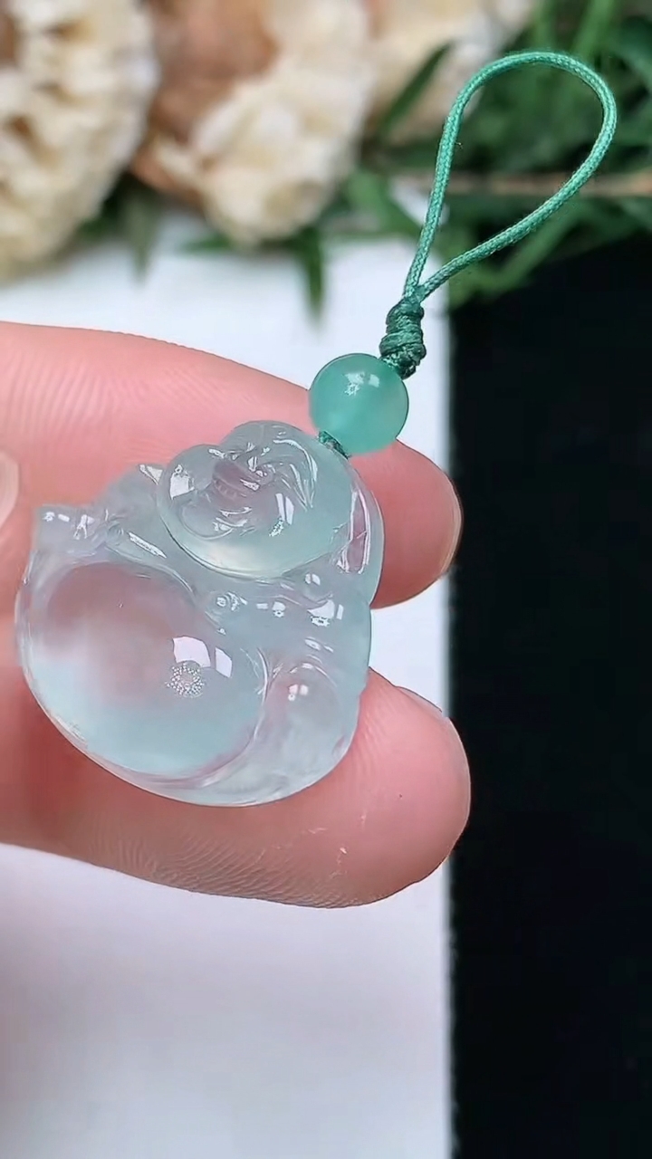 天然A货翡翠白冰佛公吊坠，尺寸18-21.8-5.3，重量:3.54g
4月16日