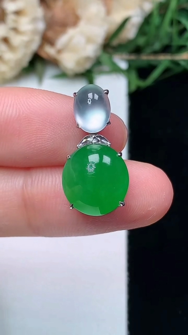 天然A货翡翠蛋面吊坠，尺寸20.4-10.6-10.4-8.8，重量:3.42g
4月16日