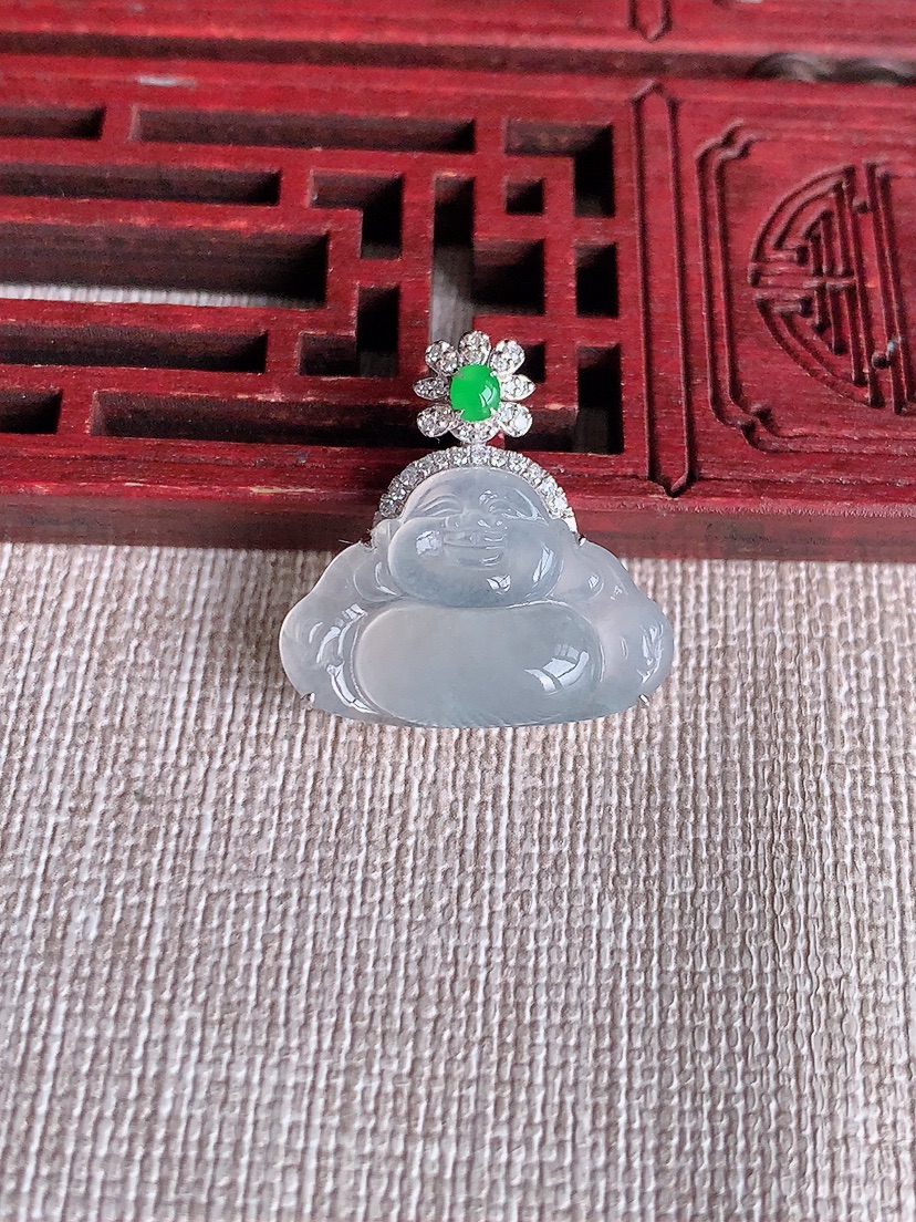 天然A货翡翠18K金伴钻镶嵌白冰白月光佛公吊坠 
尺寸22-13.8-21.4-6.8mm 重量3.44g 0415