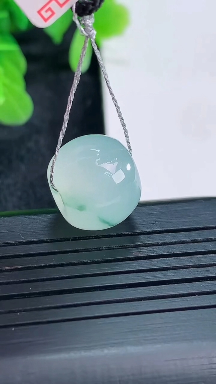 天然A货翡翠飘花路路通吊坠尺寸14.8-12.3重量:5.67g
4月16日