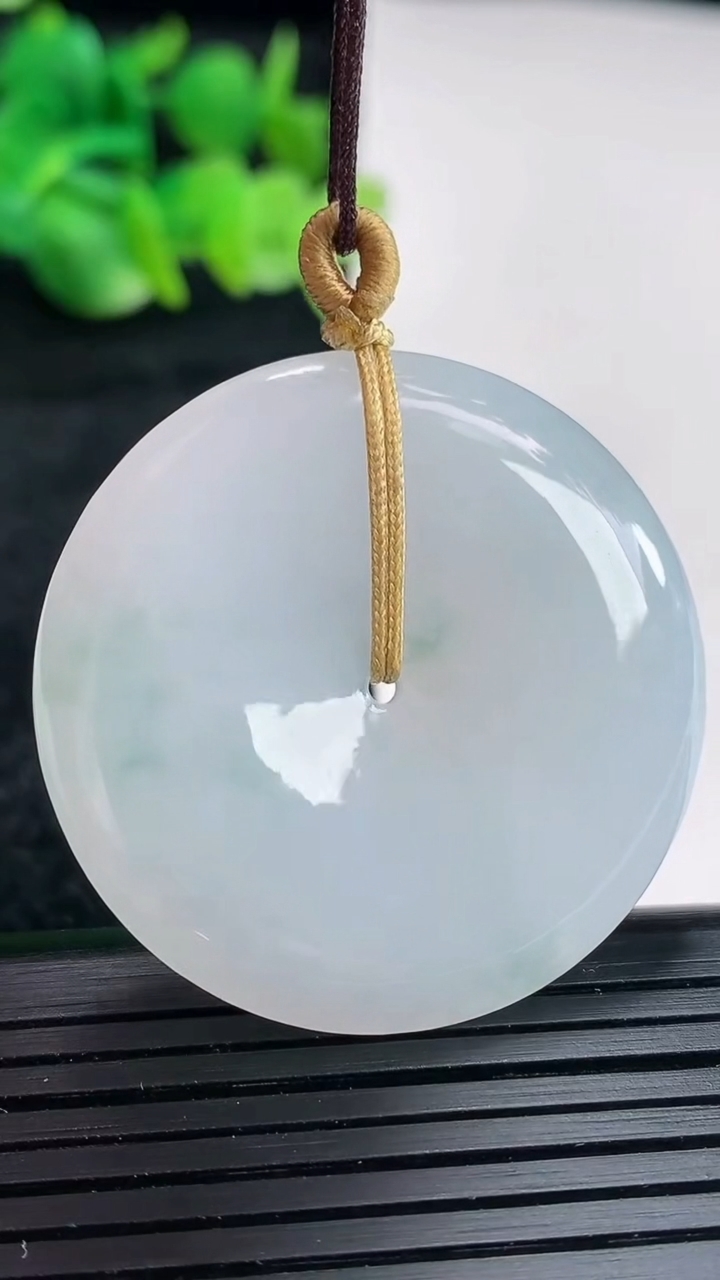 天然A货翡翠飘花平安扣吊坠尺寸37-5.5重量:17.06g
4月16日