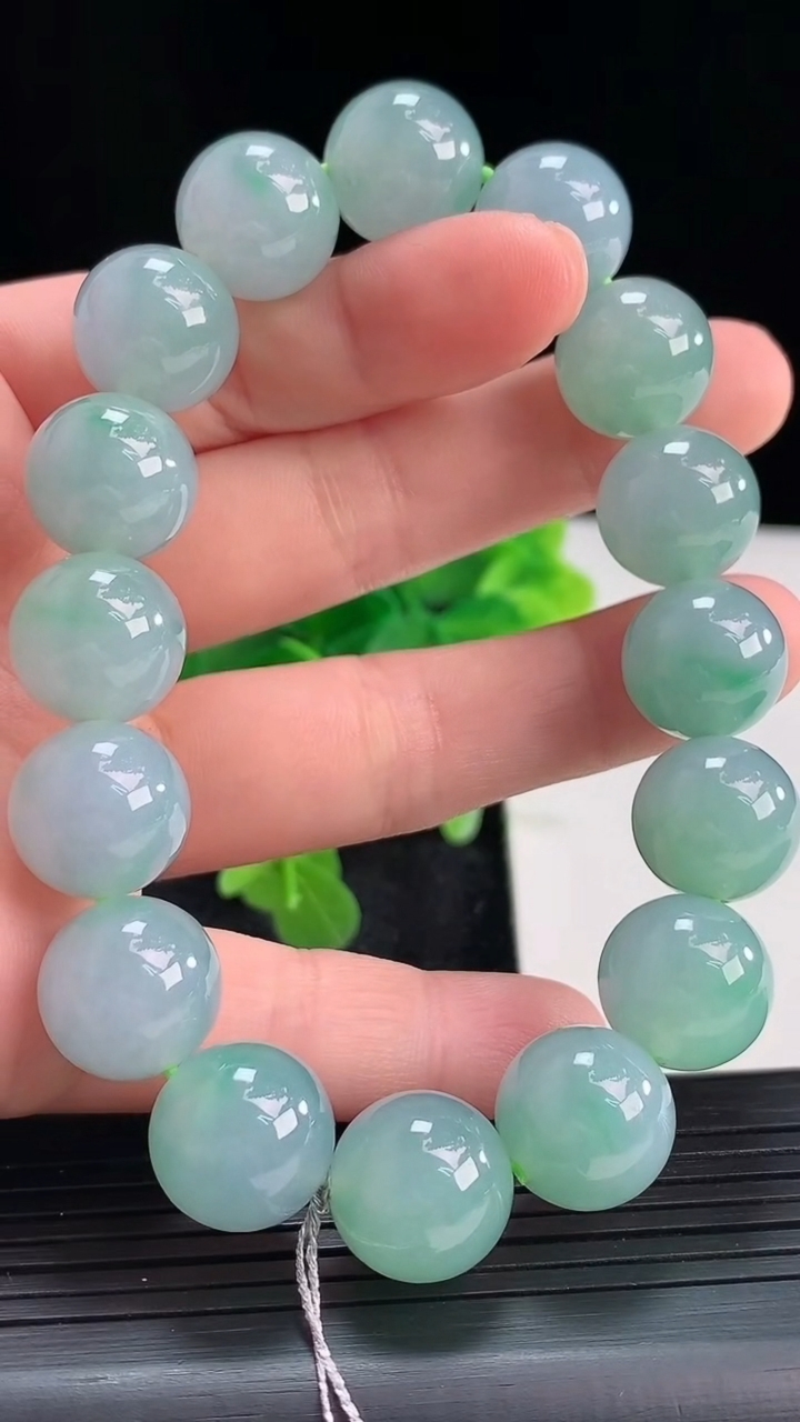 天然A货翡翠圆珠手串尺寸12.8-16颗重量:60.95g4月16日
工厂直销收藏佳品,种好水足，色泽均匀，有种有色，上手高大气！