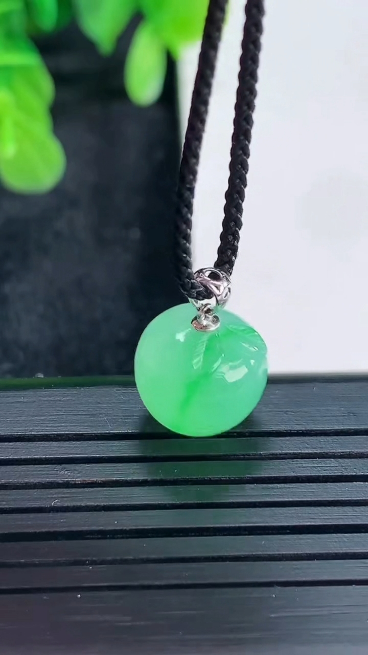 天然A货翡翠苹果吊坠尺寸11.3-10重量:2.62g
4月16日