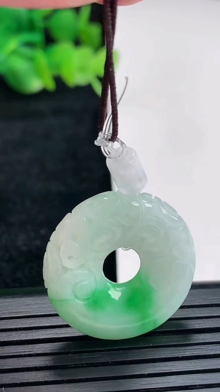 天然A货翡翠雕花平安环吊坠尺寸25-5重量:6.57g
4月16日