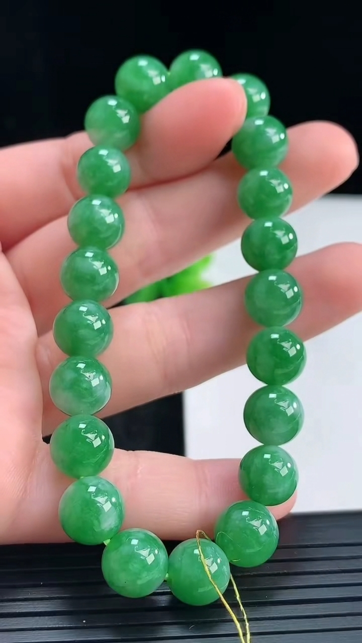 天然A货翡翠圆珠手串尺寸8.8-21颗重量:25.90g4月16日
工厂直销收藏佳品,种好水足，色泽均匀，有种有色，上手高大气！