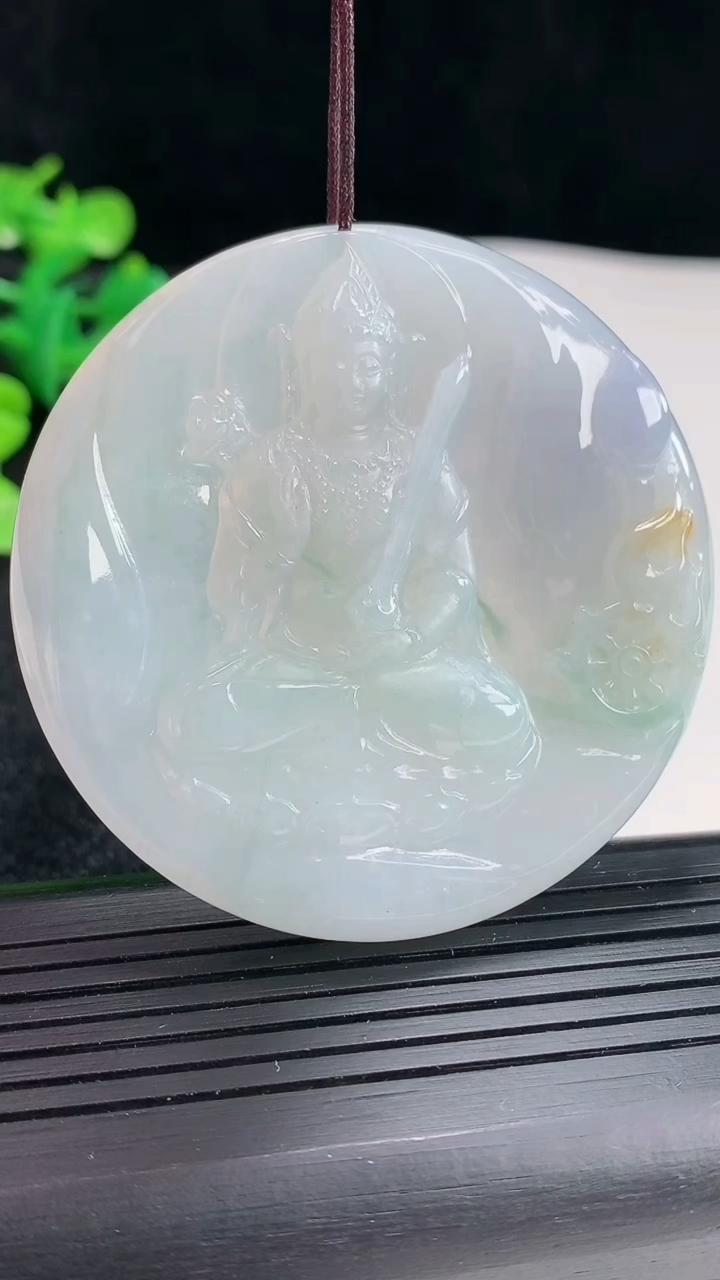 天然A货翡翠三彩飘花虚空藏菩萨吊坠尺寸55-5.5重量:33.56g
4月17日