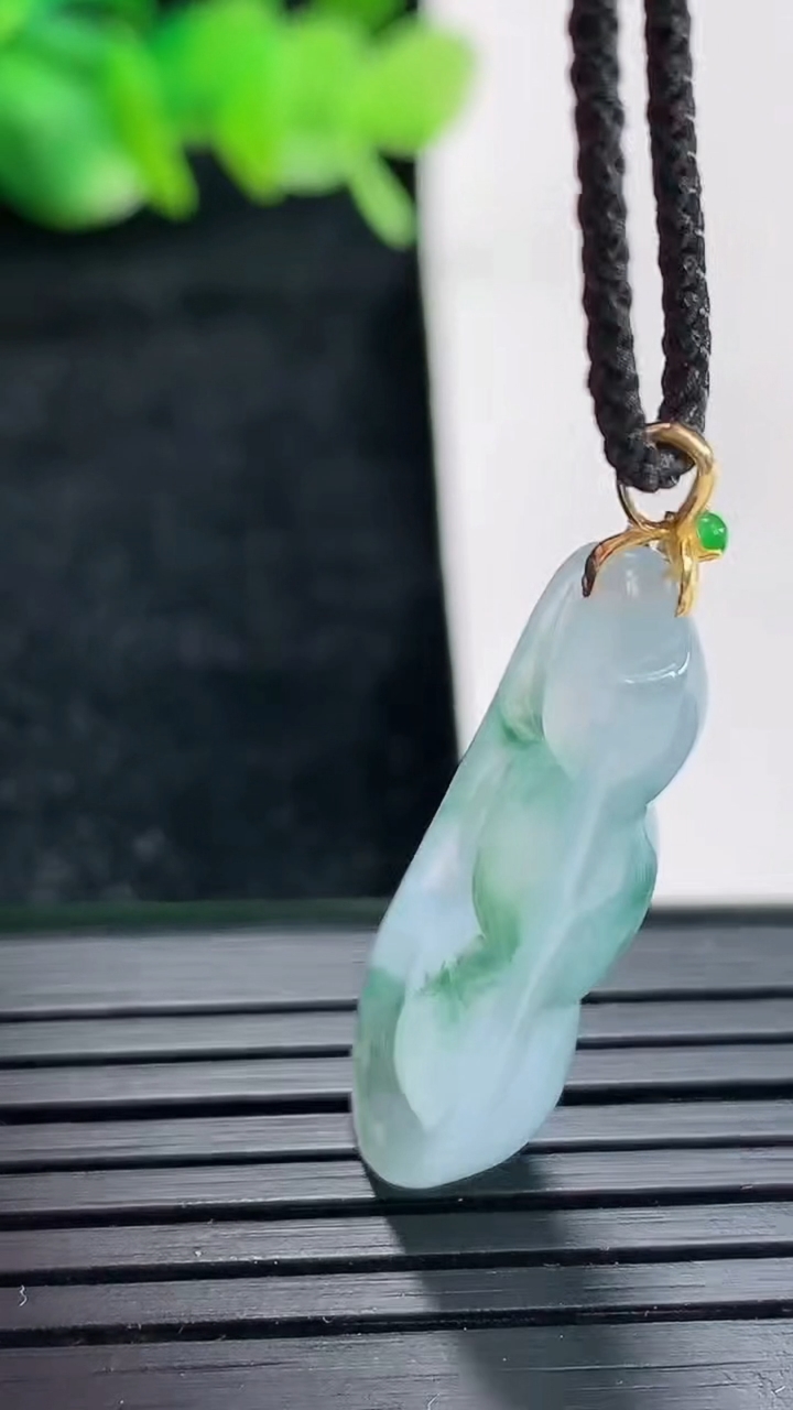 天然A货翡翠18k金飘花福豆吊坠尺寸28.5-10.5-5.5重量:3.27g
4月17日