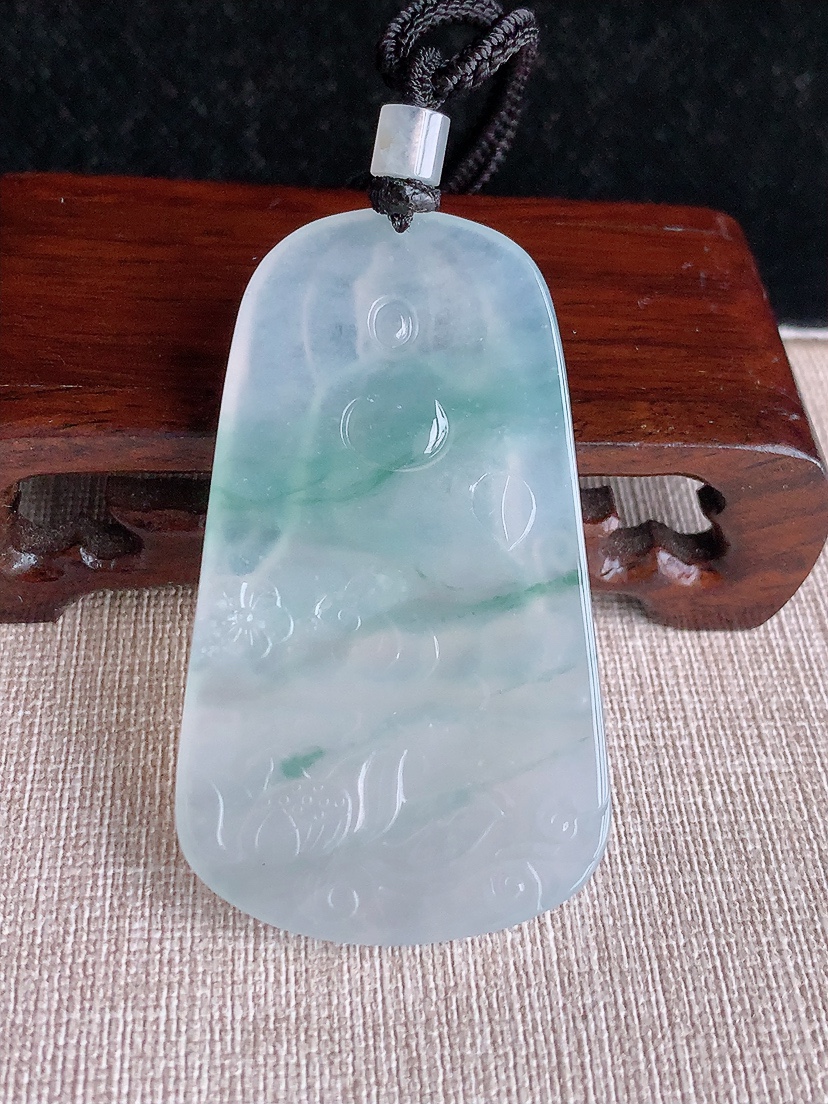 天然A货翡翠飘花大势至菩萨吊坠 
尺寸61.4-35.5-5.2mm 重量32.20g 0415