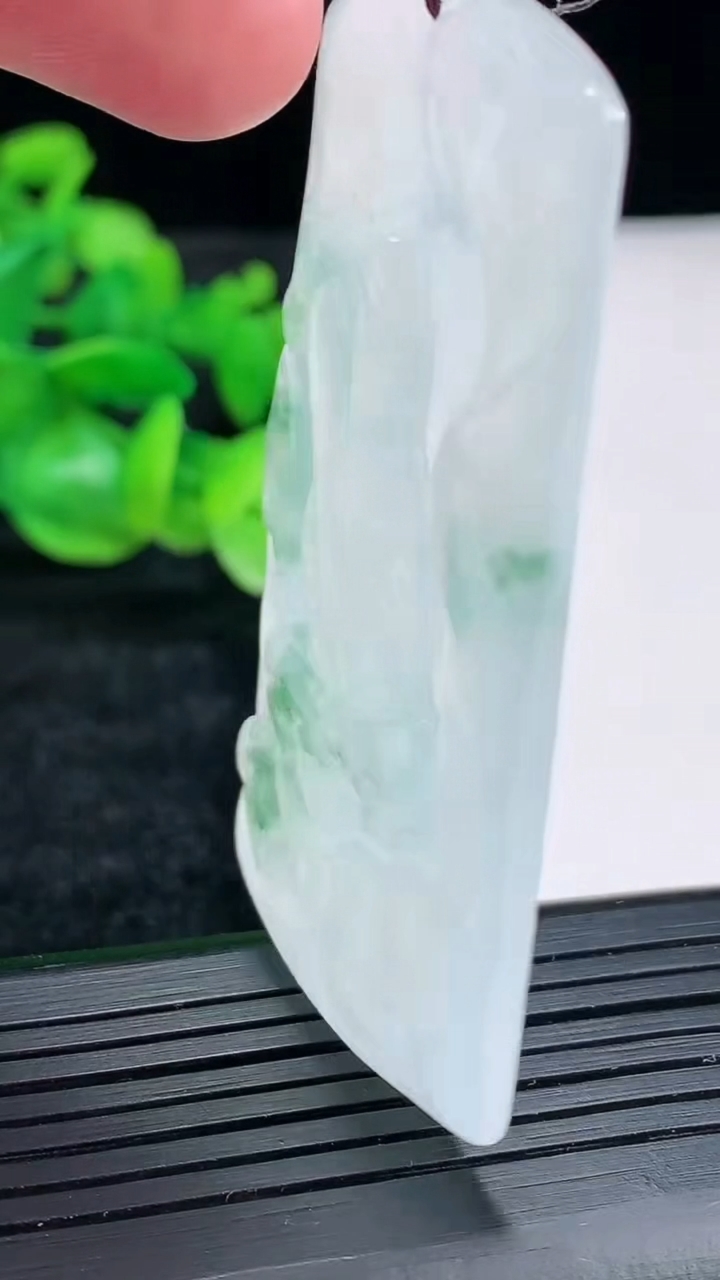 天然A货翡翠飘花文殊菩萨吊坠尺寸62-34-5重量:24.83g
4月17日