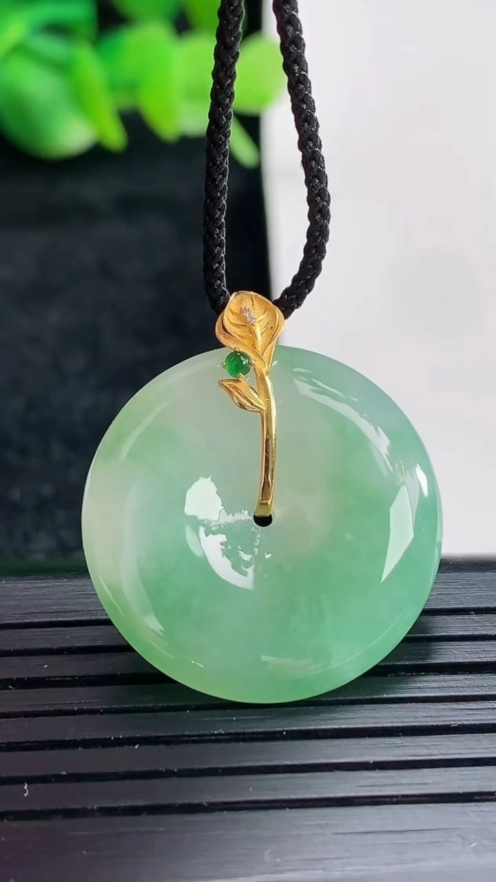 天然A货翡翠平安扣吊坠尺寸25-5.2重量:6.81g
4月17日