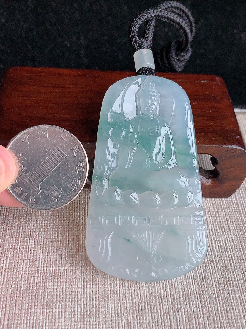 天然A货翡翠飘花大势至菩萨吊坠 
尺寸61.4-35.5-5.2mm 重量32.20g 0415