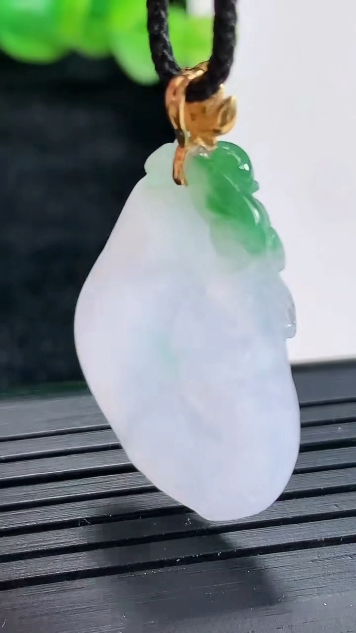 天然A货翡翠金枝玉叶 叶子吊坠尺寸31-20.5-5重量:5.68g
4月17日