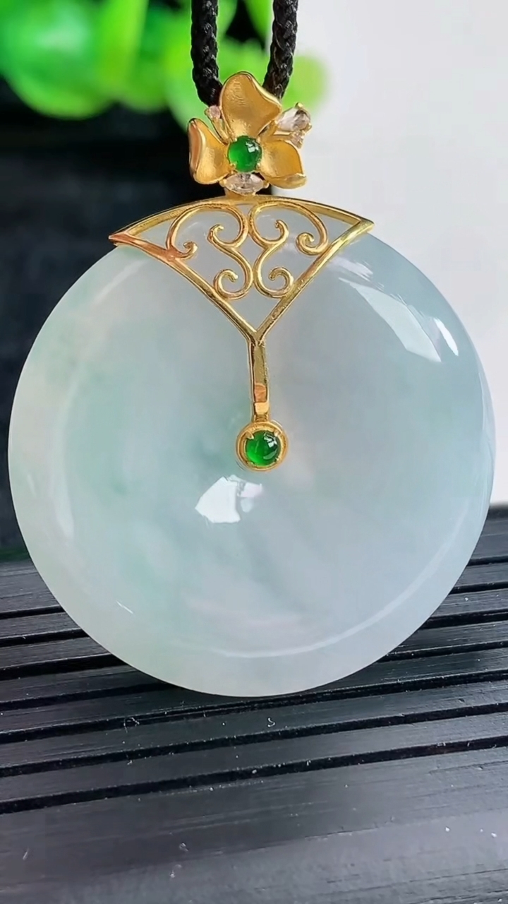 天然A货翡翠18k金飘花平安扣吊坠尺寸31-6重量:13.18g
4月17日