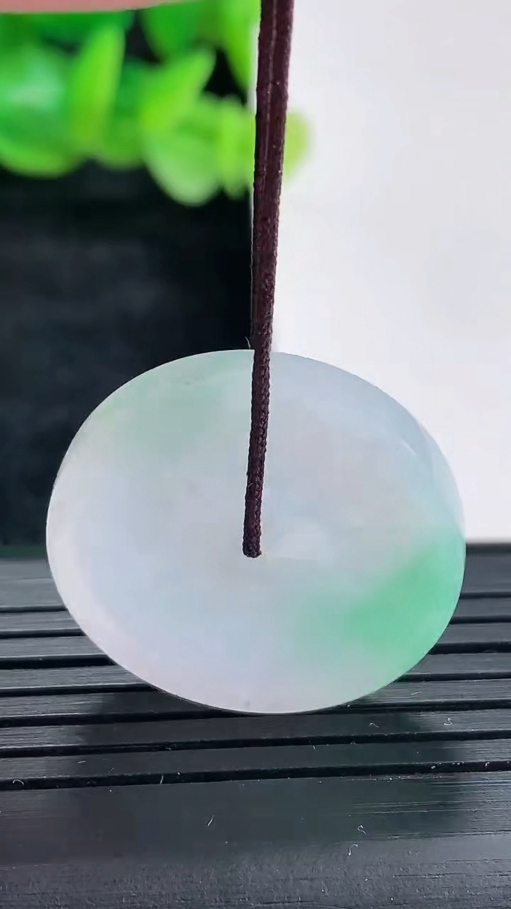 天然A货翡翠平安扣吊坠尺寸25.5-3.6重量:3.93g
4月17日