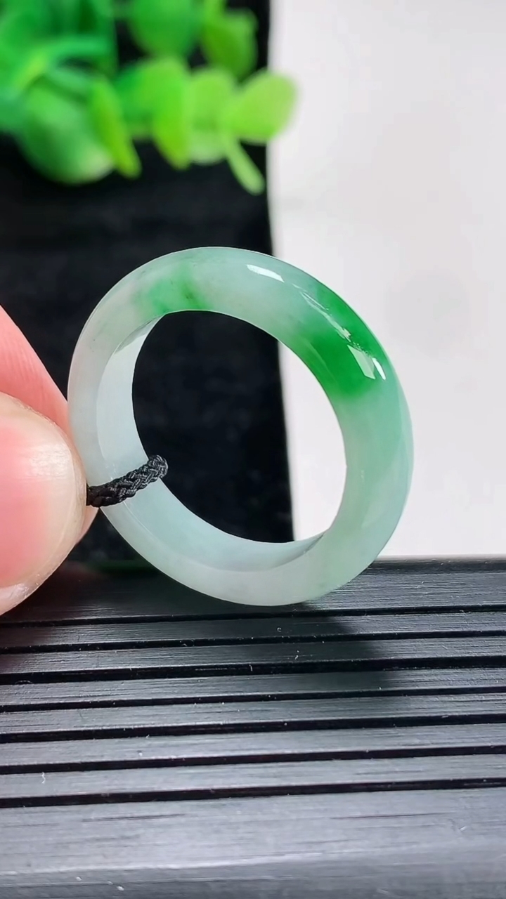 天然A货翡翠玉指环戒指尺寸20-5.5-4重量:4.44g2026年4月17日
工厂直销收藏佳品,种