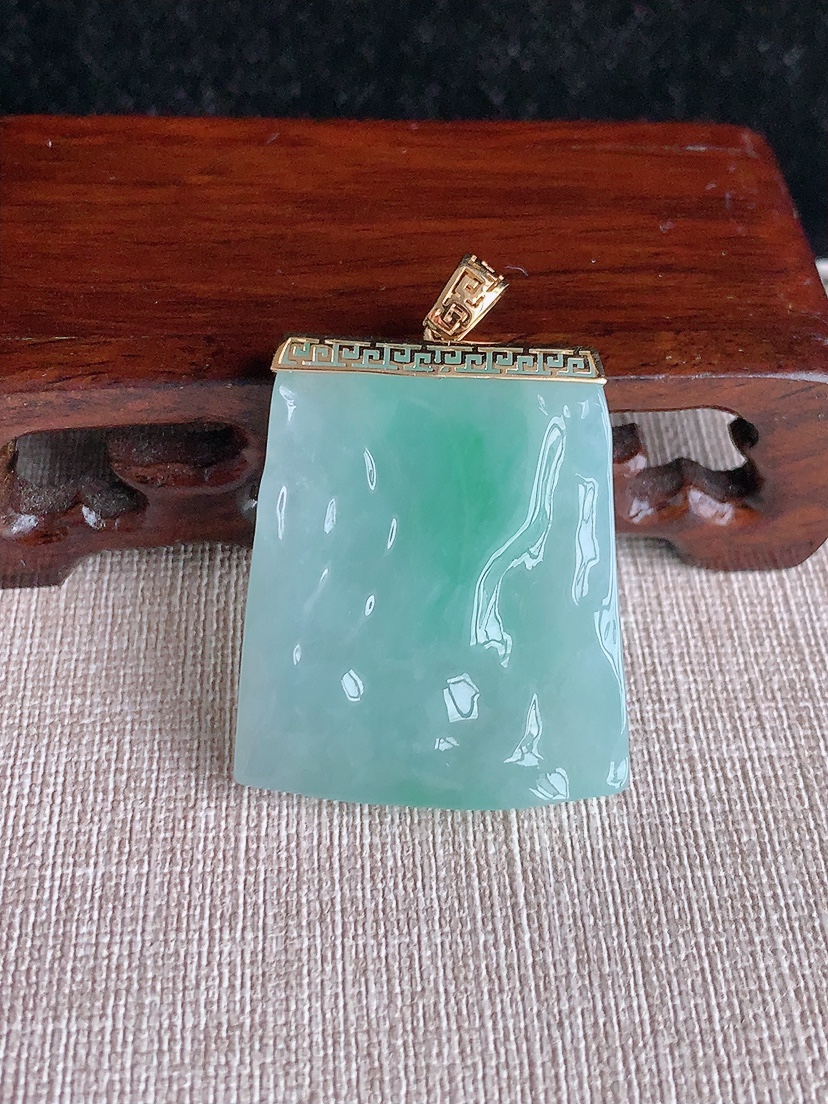 天然A货翡翠18K金镶嵌飘绿随形吊坠  
尺寸37.7-31.4-7mm 重量22.93g 0415