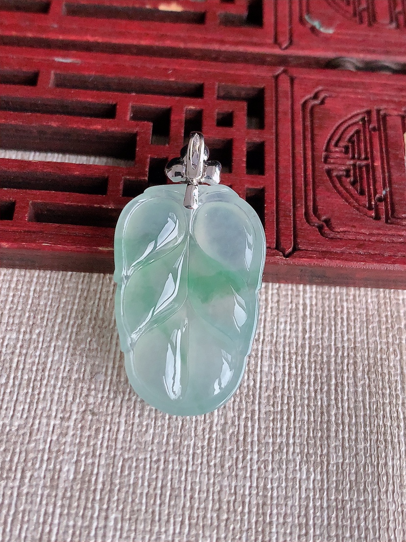 天然A货翡翠18K金镶嵌飘花叶子金枝玉叶吊坠 
尺寸34.8-27.5-18.2-5.5mm 重量5.80g 0415