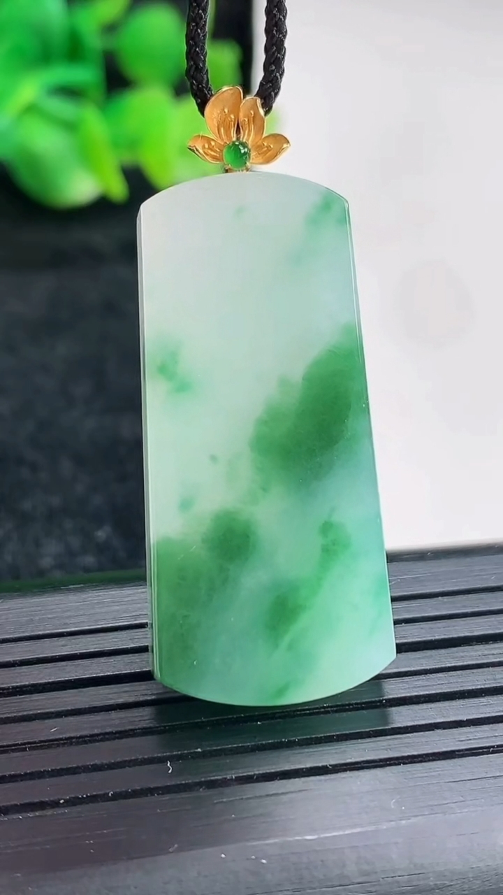 天然A货翡翠18k金飘花无事牌吊坠尺寸38-17-6重量:12.00g
4月17日