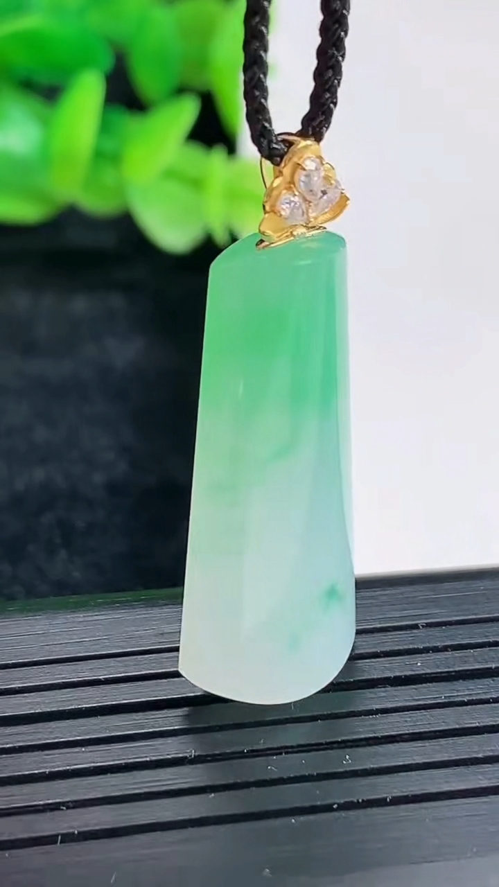 天然A货翡翠平安柱吊坠尺寸32-13.6-6.2重量:5.81g
4月17日