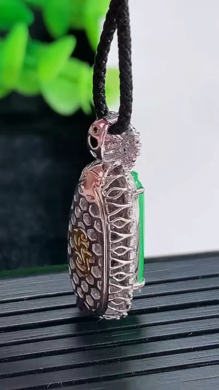 天然A货翡翠福瓜吊坠尺寸29.5-12-9.2，裸石18-6.5重量:3.62g
4月17日