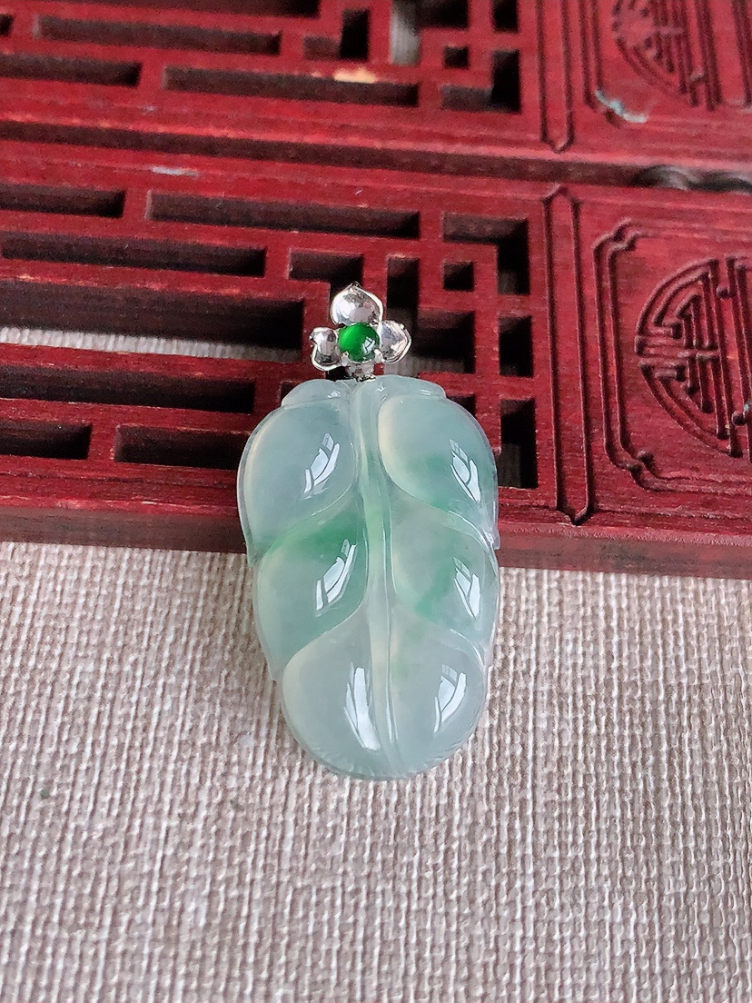 天然A货翡翠18K金镶嵌飘花叶子金枝玉叶吊坠 
尺寸34.8-27.5-18.2-5.5mm 重量5.80g 0415