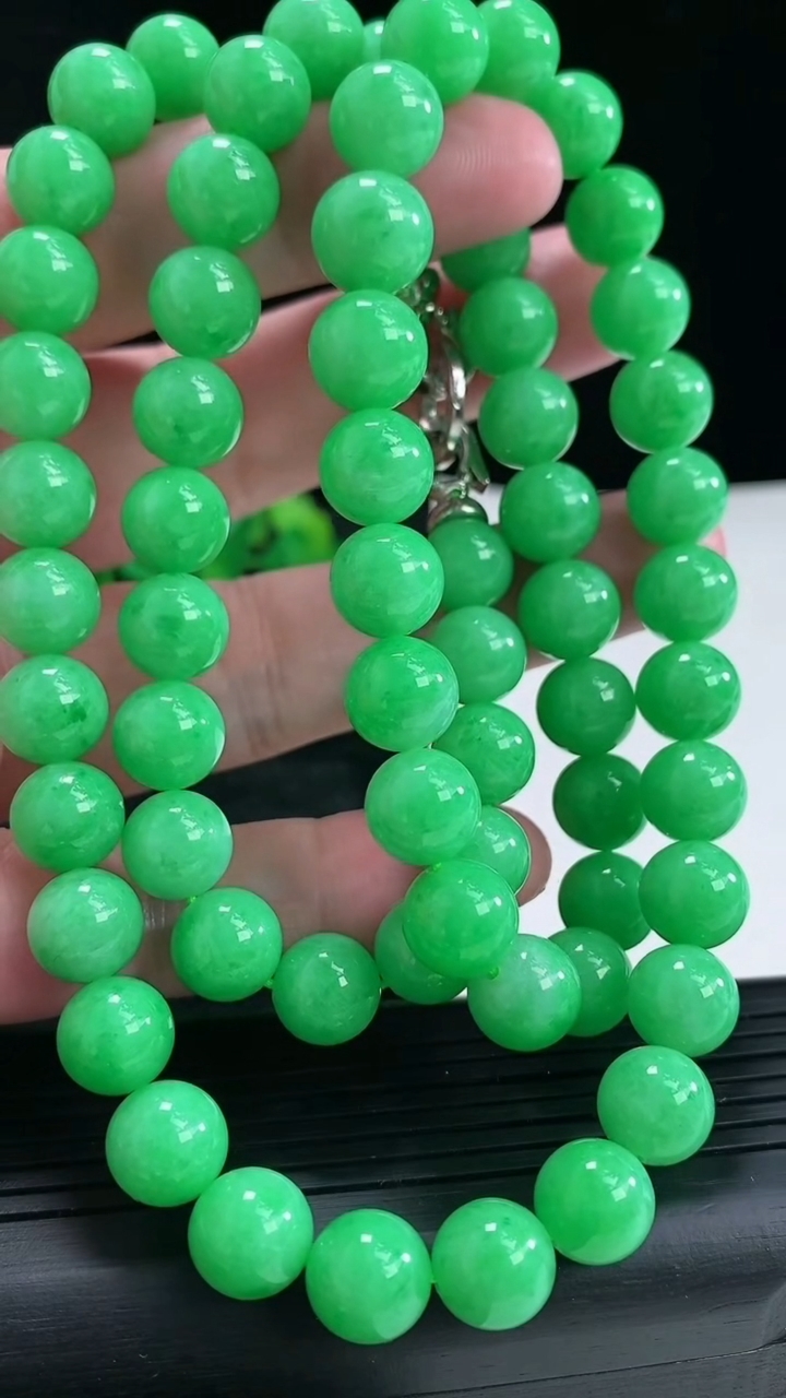 天然A货翡翠圆珠项链尺寸9.6-68颗重量:107.97g4月17日
工厂直销收藏佳品,种好水足，色泽均匀，有种有色，上手高大气！