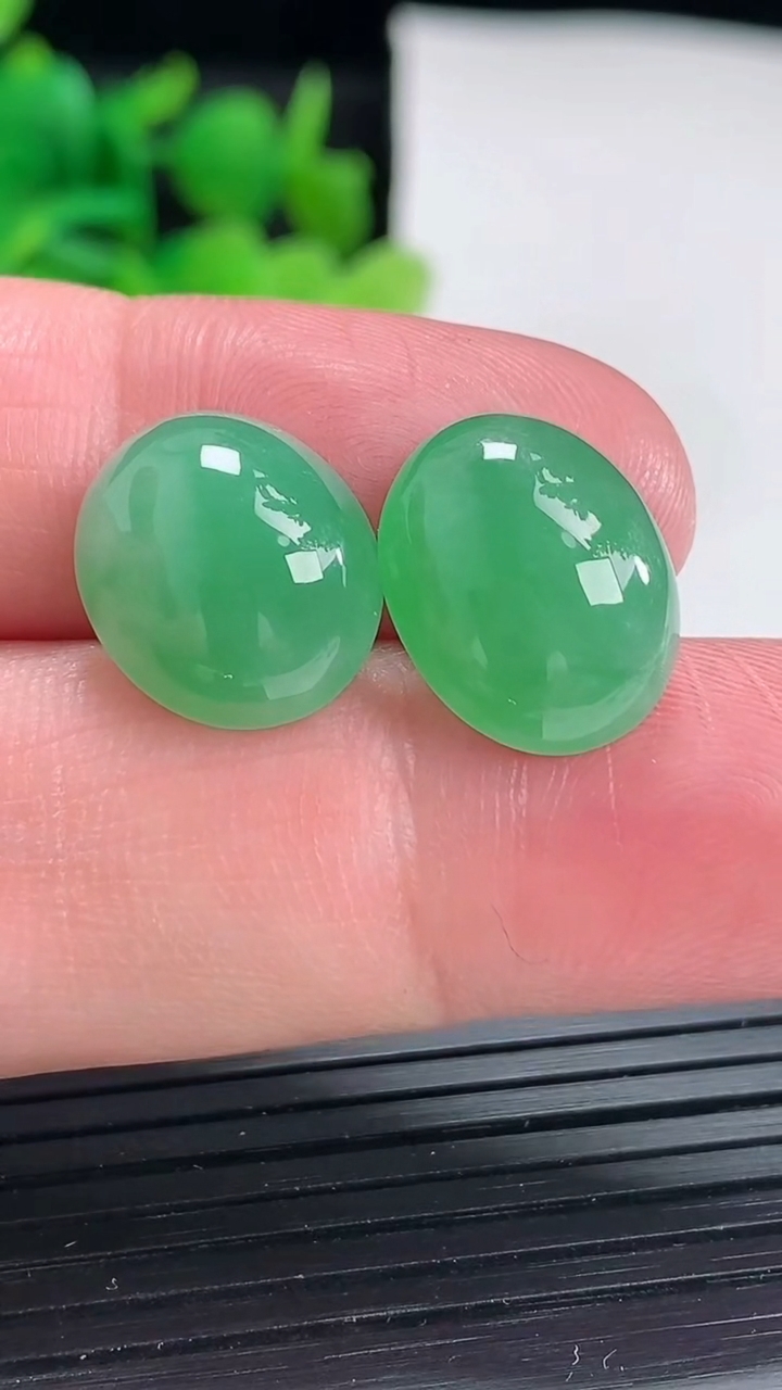天然A货翡翠蛋面镶嵌件一对尺寸14-12-7重量:3.80g
4月17日