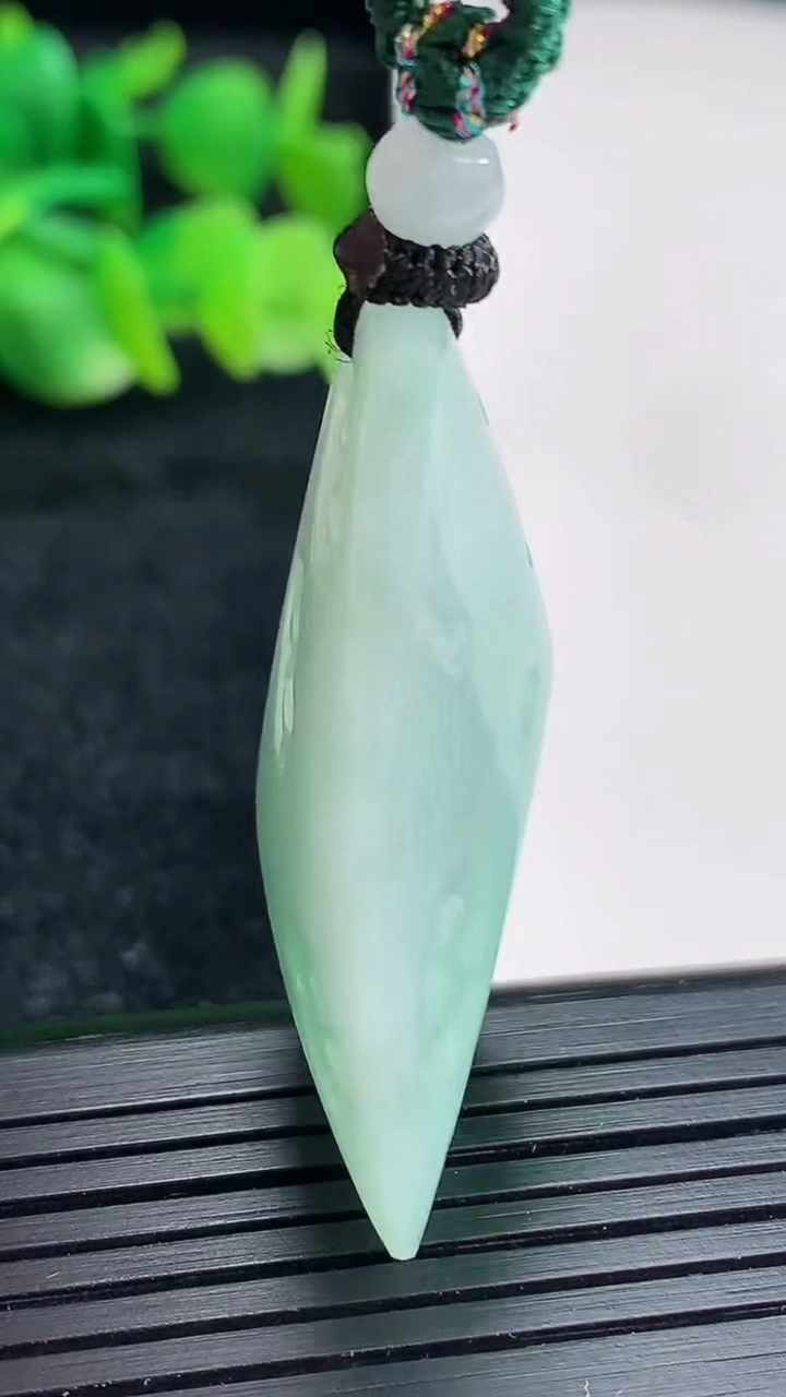 天然A货翡翠原石吊坠尺寸39-22-12重量:18.34g
4月17日