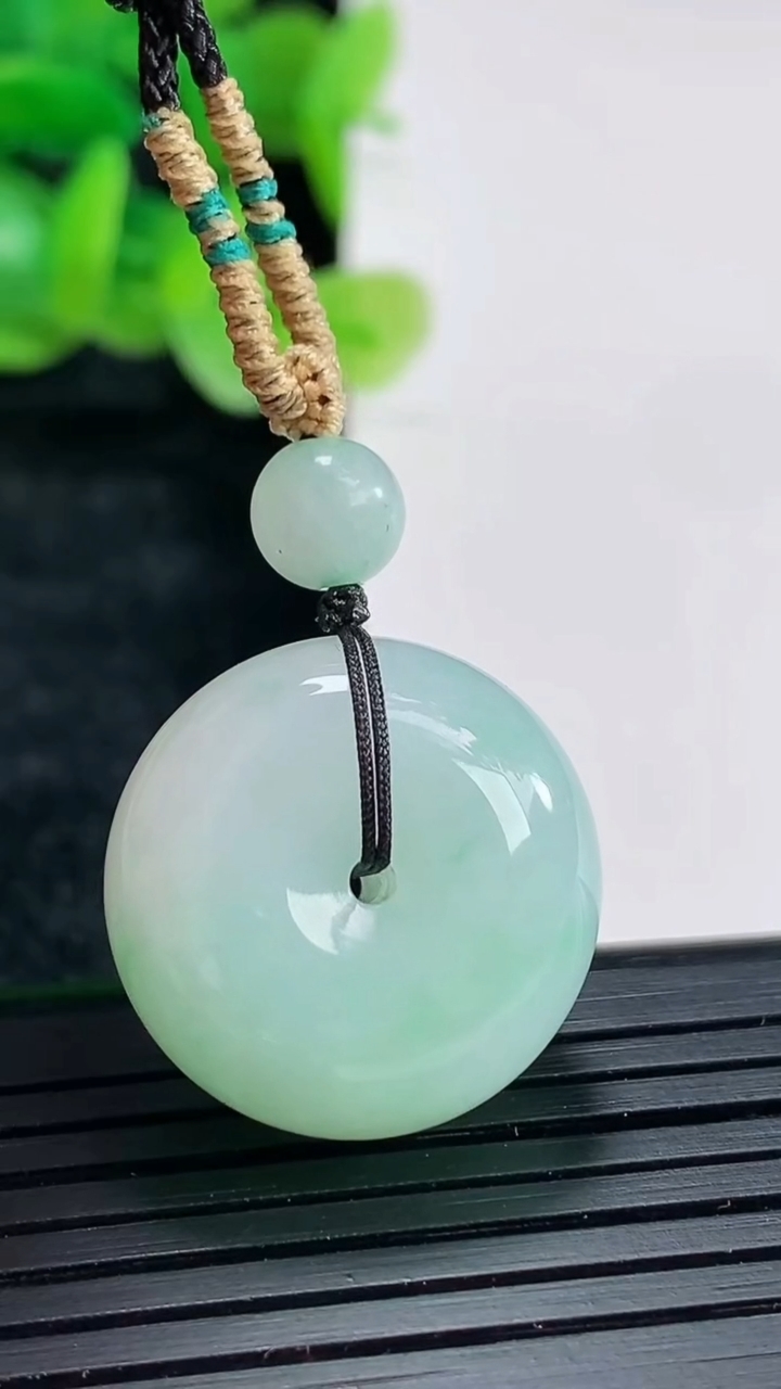 天然A货翡翠路路通吊坠尺寸21-11.8重量:12.09g
4月17日