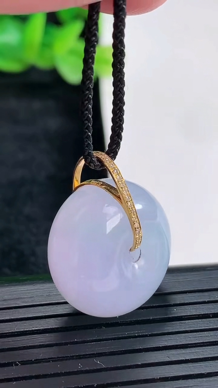 天然A货翡翠18k金紫罗兰路路通吊坠尺寸20-12重量:10.44g
4月17日