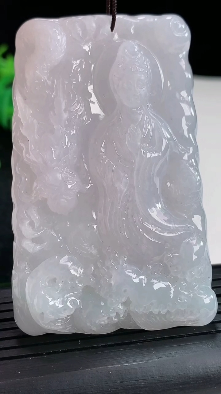 天然A货翡翠紫罗兰祥龙观音吊坠尺寸70.5-44.5-12重量:62.12g
4月17日