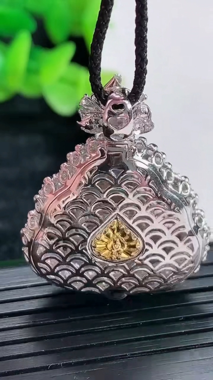 天然A货翡翠佛公吊坠尺寸34-26.5-10，裸石20-21重量:7.86g
4月17日