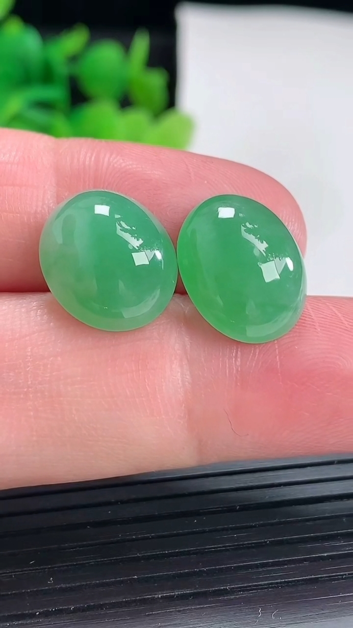 天然A货翡翠蛋面镶嵌件一对尺寸14-12-7重量:3.80g
4月17日