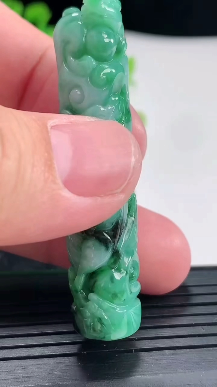 天然A货翡翠貔貅印章吊坠尺寸56.6-12.5重量:19.18g
4月17日