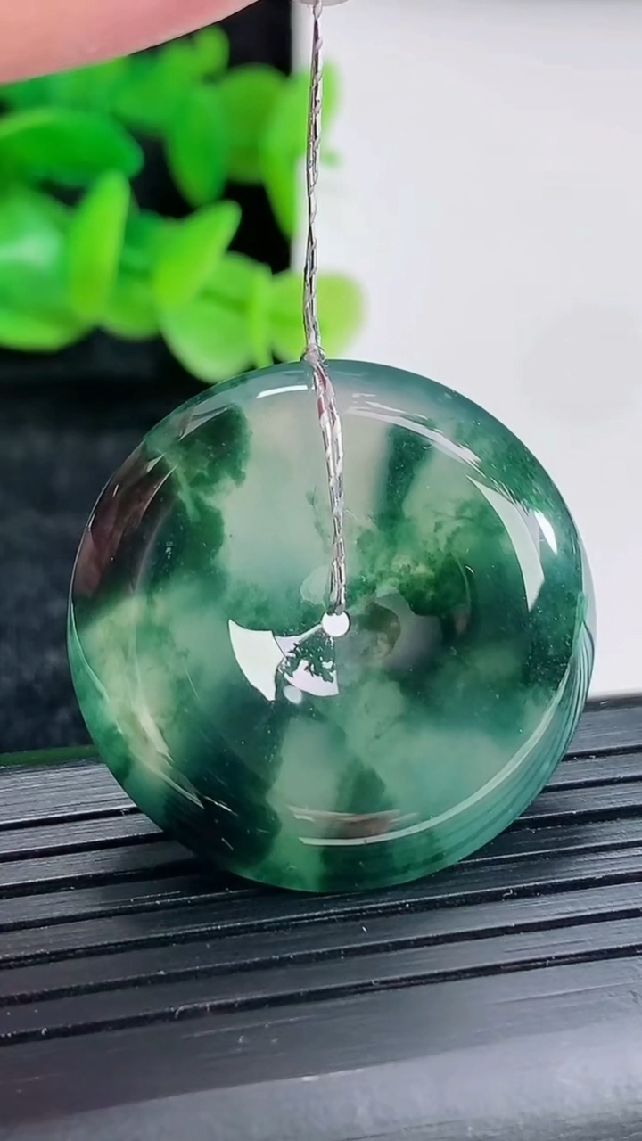 天然A货翡翠种飘花平安扣吊坠尺寸30.5-6.5重量:12.25g
4月17日