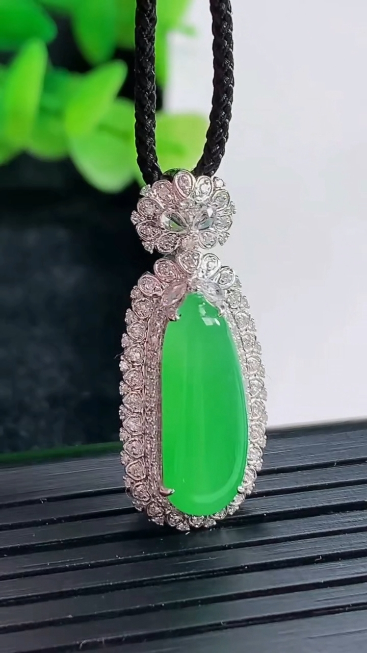 天然A货翡翠福瓜吊坠尺寸29.5-12-9.2，裸石18-6.5重量:3.62g
4月17日