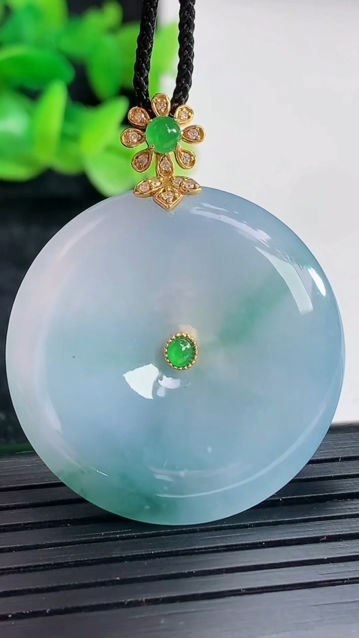 天然A货翡翠种紫罗兰 飘花平安扣吊坠尺寸33-5.8重量:14.37g
4月17日