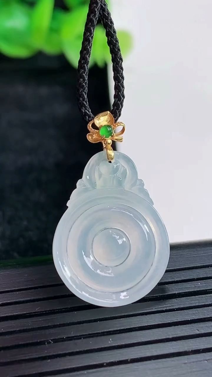 天然A货翡翠种白冰福贝吊坠尺寸23-17-2.5重量:1.76g
4月17日