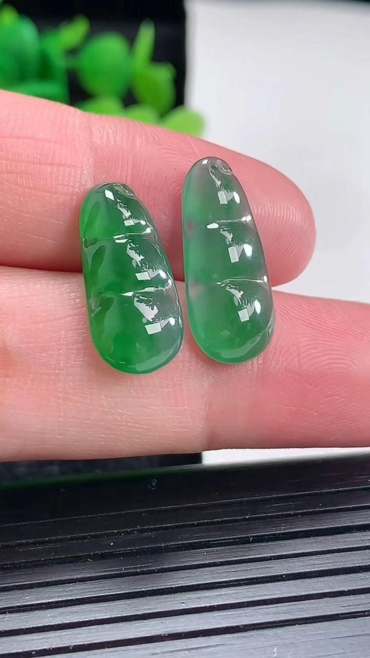 天然A货翡翠福豆镶嵌件一对尺寸20.5-10-3.6重量:2.20g
4月17日