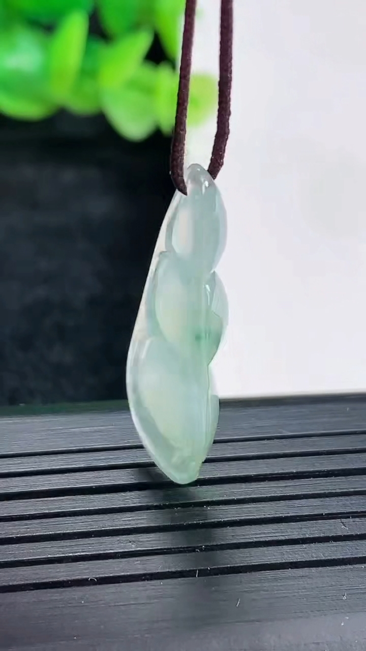 天然A货翡翠飘花福豆吊坠尺寸30.5-13.5-4.5重量:2.78g
4月17日