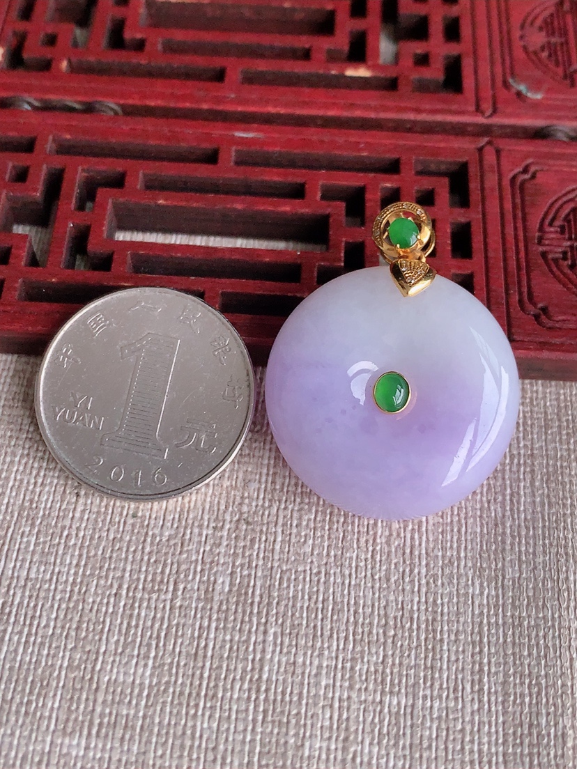 天然A货翡翠18K金镶嵌紫罗兰平安扣吊坠 
尺寸35.8-27.8-10.8mm 重量20.46g 0415