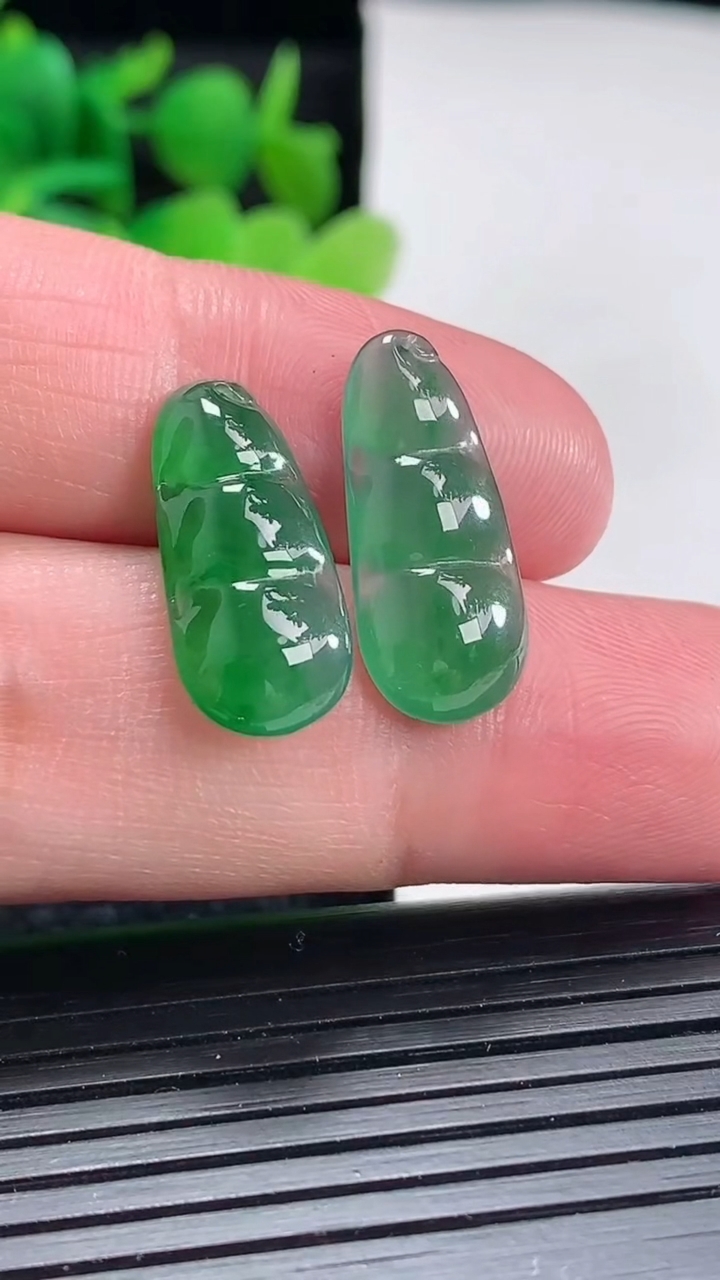 天然A货翡翠福豆镶嵌件一对尺寸20.5-10-3.6重量:2.20g
4月17日