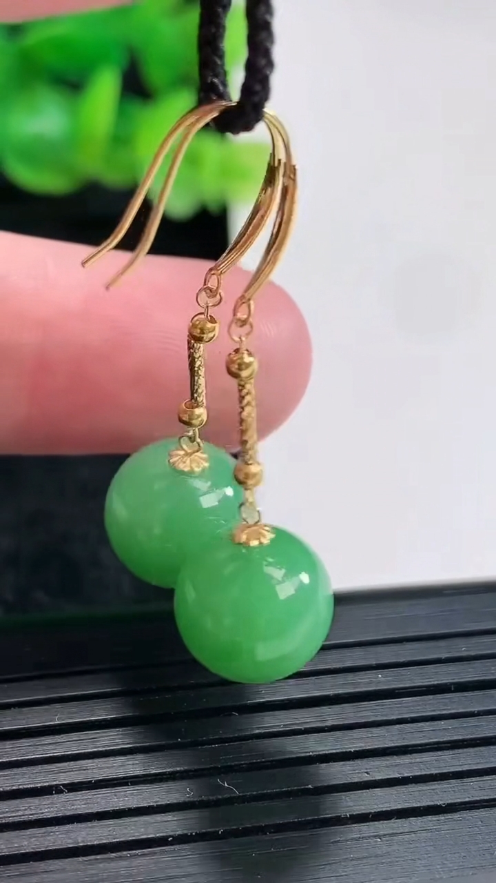 天然A货翡翠圆珠耳坠一对尺寸10.5重量:4.48g4月17日
工厂直销收藏佳品,种好水足，色泽均匀，有种有色，上手高大气！