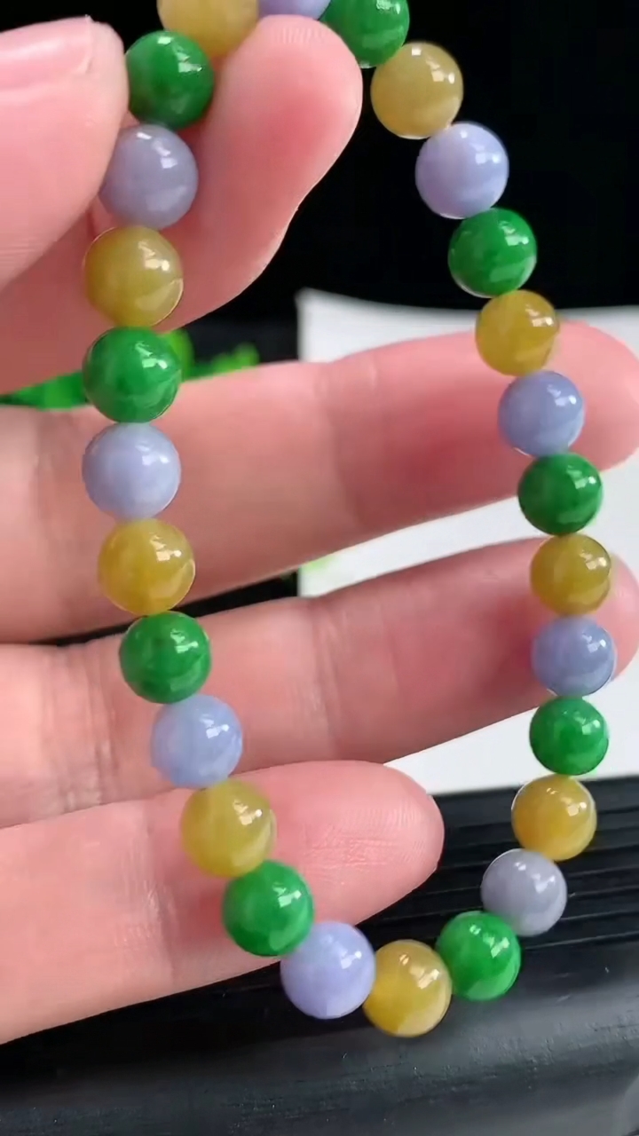 天然A货翡翠三彩圆珠手串尺寸6.6-26颗重量:13.58g4月17日
工厂直销收藏佳品,种好水足，色泽均匀，有种有色，上手高大气！