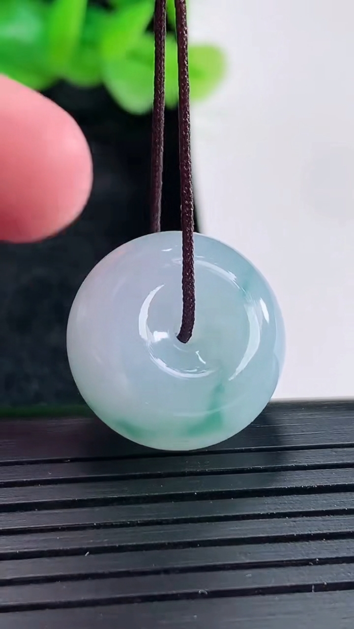 天然A货翡翠飘花路路通吊坠尺寸19.5-11.8重量:9.13g
4月17日