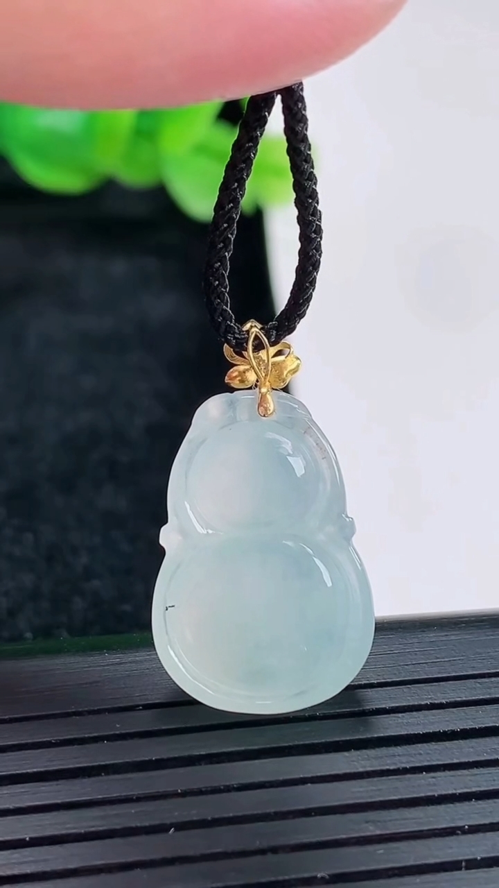 天然A货翡翠种白冰葫芦吊坠尺寸21-15-6重量:3.54g
4月17日